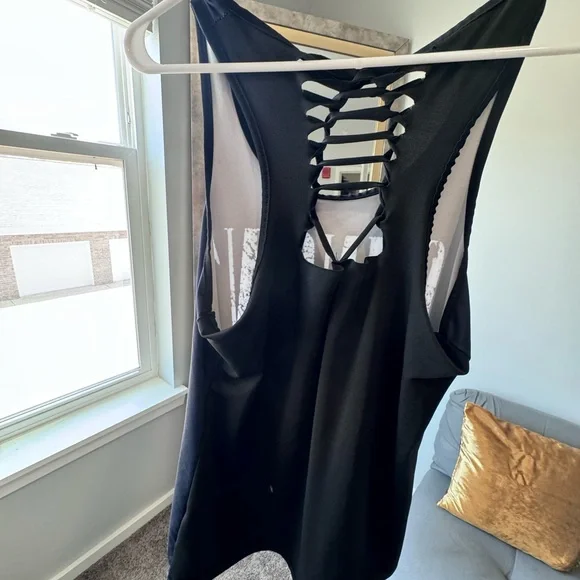 Guns & Roses Tank Size Large-Silky material - Picture 6 of 8